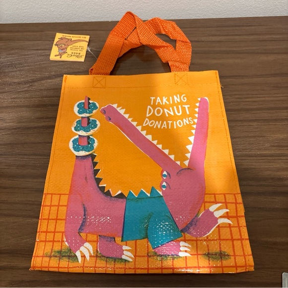 Blue Q Handbags - NWT Blue Q Handy Tote Donut Doughnut Donation Alligator Crocodile Lunch Bag